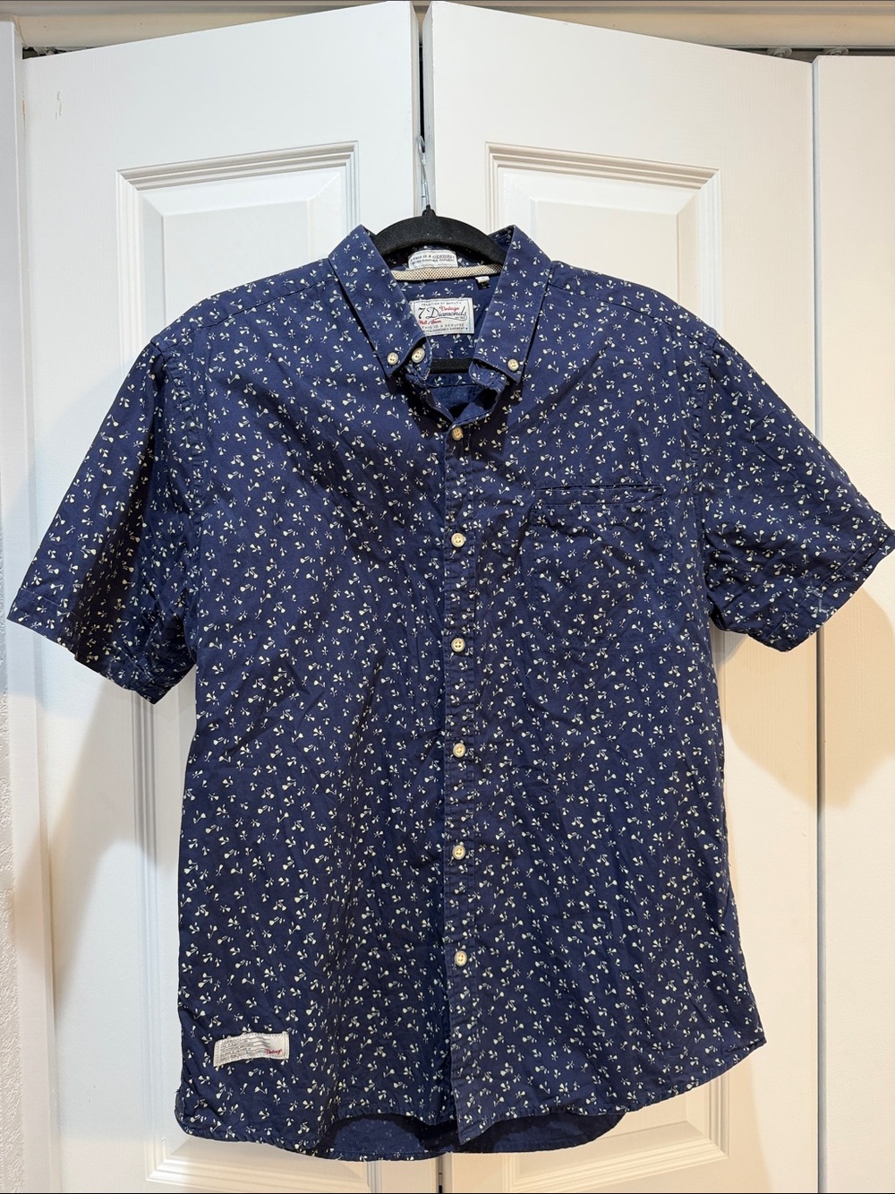 7 Diamonds Navy Blue Short-Sleeve Button-Down with White Micro Floral